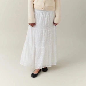 Vit långkjol med spetsdetaljer - Säljer en vit långkjol med fina spetsdetaljer och lätt volang. Kjolen har en luftig och flowy känsla, perfekt för varma dagar eller när du vill känna dig extra söt. Resår i midjan för skön passform. Kjolen är ALDRIG använd, köpt för 300kr, pris kan diskuteras! Fråga gärna om frågor. Passar mig som är runt 160cm 💞🫶🏻