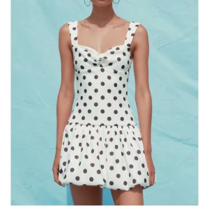 Populär prickig klänning zara - Supersöt vit kortklänning med stora svarta prickar och breda axelband. Klänningen är helt ny med lapparna kvar! Så populär och dessutom slutsåld på Zaras hemsida. Köp för 450kr eller alternativt byta mot en L🖤🤍
