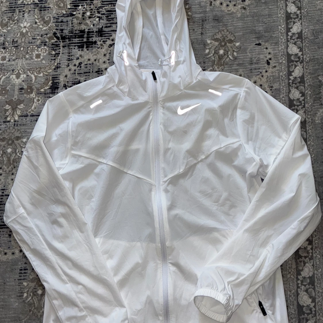 Vit vindjacka från Nike