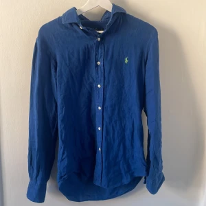Ralph Lauren skjorta - Riktigt fet mörkblå skjorta från Ralph Lauren! Jättefint skick och perfekt nu till sommaren! Strl S.