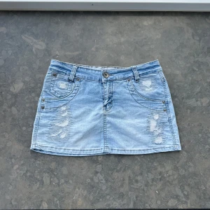 Jeanskjol med coola detalijer  - Så himla snygg jeansskjol med coola detalijer. Har tyvärr ingen bild på då den inte passar mig. Midjemått: ca 39-40 cm. Den är något strechig💕