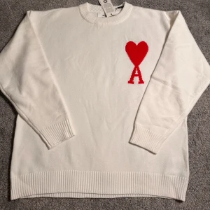 Ami Paris sweater - This Ami Paris sweater is brand new and in perfect condition. It’s white, size M, and made with high-quality materials. A perfect mix of comfort and modern fashion. New price: 4000 kr 