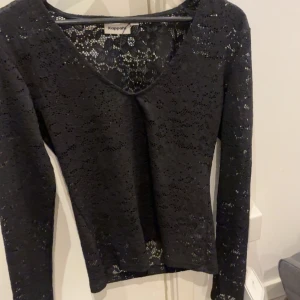 Svart spetsblus  - Säljer min svarta spets topp från Kappahl då den aldrig kommer till användning och kommer aldrig att göra. Är i storlek M med passar även S. Köpt för ca 1,5 år sen. Nypris ligger på ca 400 har jag för mig. Skriv om ni vill ha fler bilder.