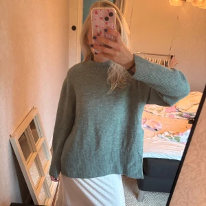 Stickad tröja  - Mysig stickad tröja från hm i fint skick💚