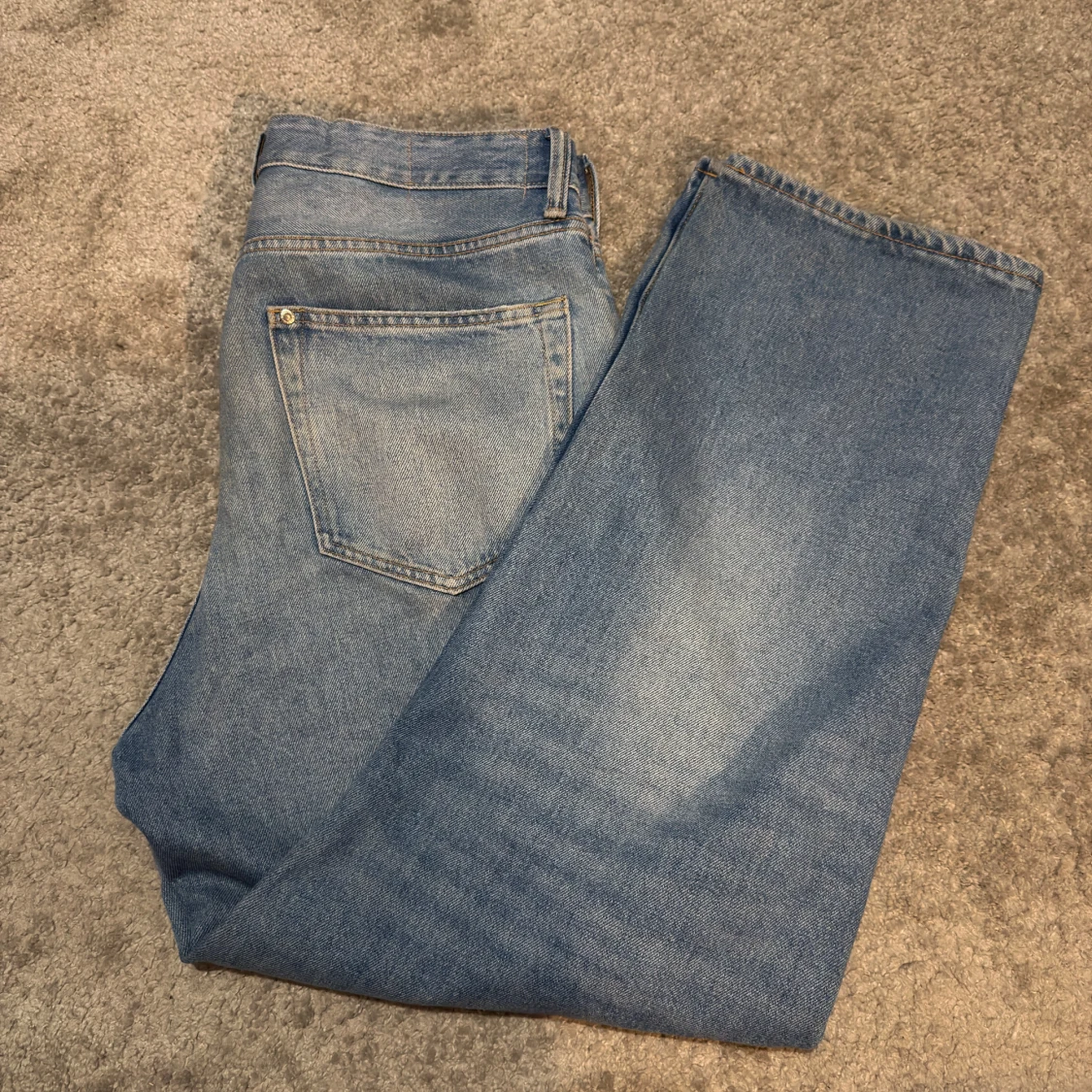 Blå loose fit jeans från H&M