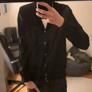 Svart Sticakd Tröja - Snygg svart Stuckad tröja från SAND. Mycket fin kvalité, knappt använd. Nypris 1200kr