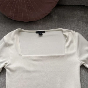 Vit topp med fyrkantig ringning. - jättefin men passar ej längre. 