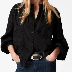 Super fin blus💕 - Så fin blus från Other stories. Kommer Tyvär inte till användning men super bra skick. Skriv gärna för egna bilder.