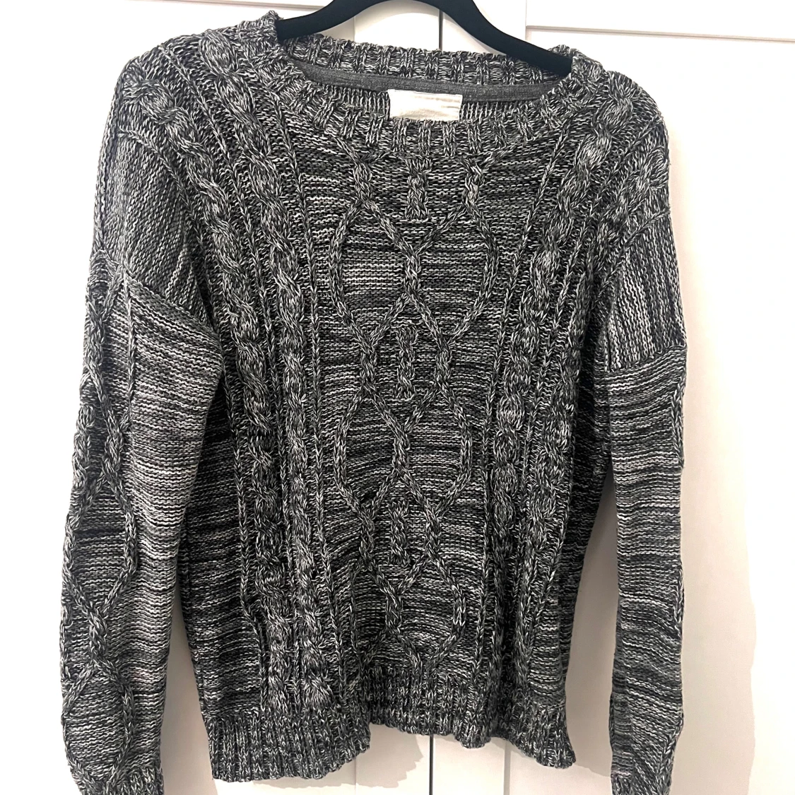 Gråmelerad stickad tröja