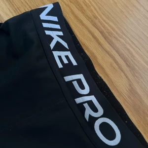 Svarta träningstights från Nike Pro - Svarta träningstights från Nike Pro! Materialet är stretchigt och bekvämt.