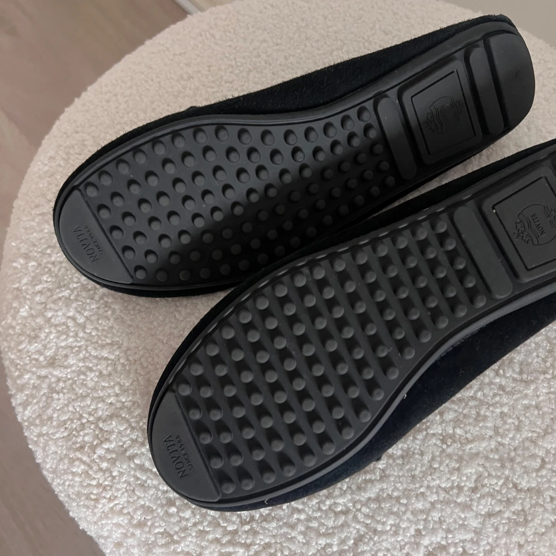 Svarta loafers med gulddetaljer och tofsar - 1