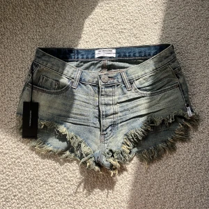 One Teaspoon jeansshorts  - Säljer mina HELT NYA och OANVÄNDA blå JEANSSHORTS från ONE TEASPOON i modellen Rollers Denim SHT med lappar, förpackning etc., då jag fick fel storlek.🤯🤯 NYPRIS: 1150 kr. PRIS KAN DISKUTERAS. Shortsen har låg midja, slitna detaljer och råa fransade kanter. Perfekta för sommaren!☀️😍