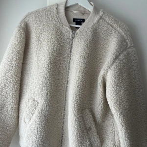Teddyjacka - Vit Teddyjacka från Lindex i storlek S. Köpt för 599kr och är använd fåtal gånger😊normal i storleken 