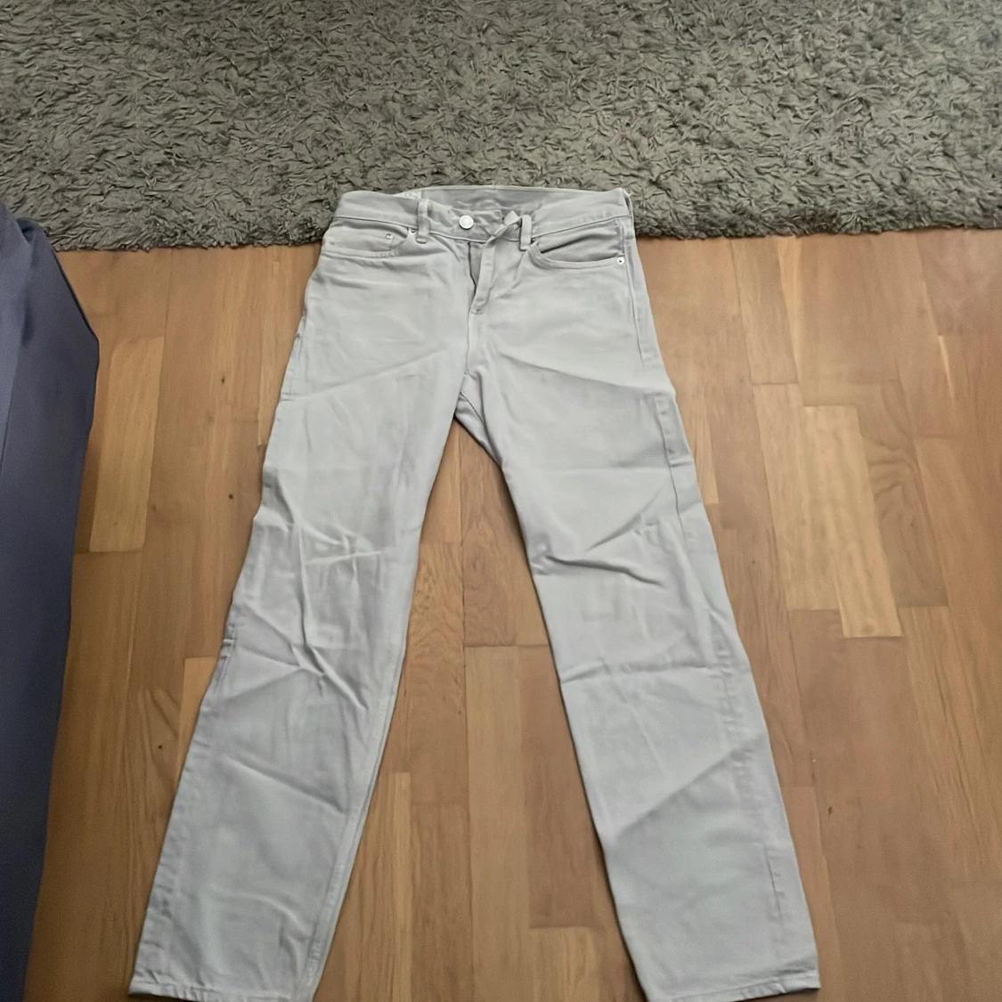 Beige/vita relaxed fit jeans från H&M - 1