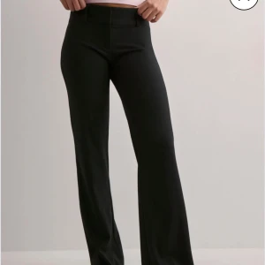 Nelly super low waist kostymbyxor  - Kostymbyxor från Nelly, låg midjade. Uppsprättade längst ner så de skulle bli längre (bild 4) ❤️innerbenslängd 84cm 