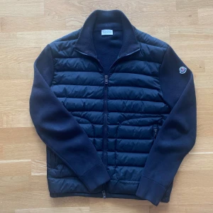 Moncler Cardigan - Säljer min svarta Moncler cardigan då den inte används längre. Jackan är i mycket bra skick, inga fläckar eller hål. Skriv ifall ni har några frågor! 🙌🏻💫