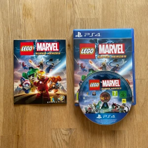 LEGO Marvel Super Heroes - Upplev actionfyllda äventyr med dina favorit-Marvelhjältar i LEGO-format! Spelet bjuder på humor, spännande uppdrag och massor av karaktärer att spela som. Perfekt för dig som gillar superhjältar och LEGO.