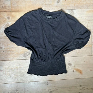 Topp med smock - Snygg topp från Bershka med smock längst ned. Svart med blekt mönster. ”Fläckarna” är alltså inte fläckar utan ett mönster som är fabriksgjort och fanns när den köptes! I armhålan är den lite bredare. Hör av dig vid frågor. Pris går att diskutera 🥰🤗