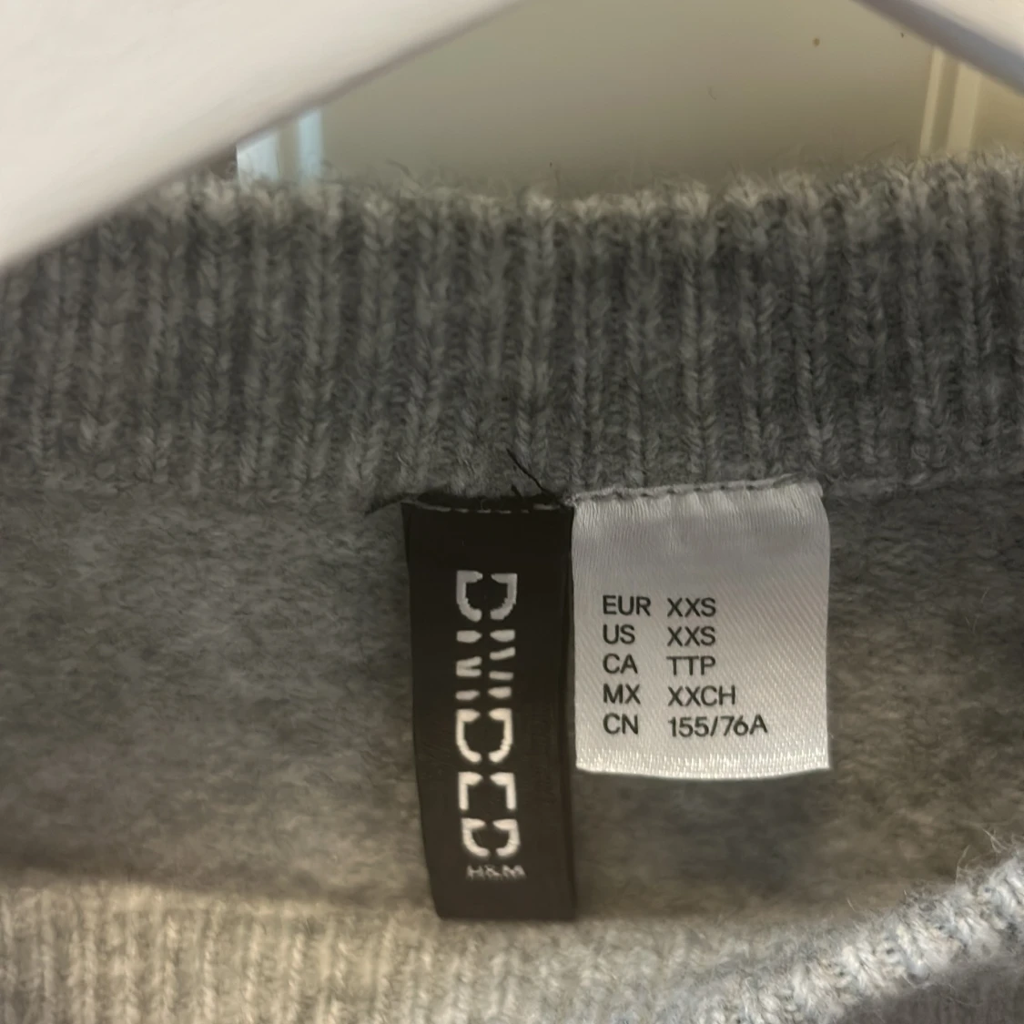 Ljusgrå stickad tröja från H&M - 1