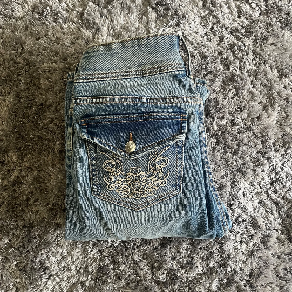 Low waist bootcut jeans med broderade fickor 