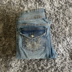 Low waist bootcut jeans med broderade fickor  - Low waist bootcut jeans! Omöjliga att få tag i alltså lite limited edition känsla på dom! Använda 1 gång alltså som nya