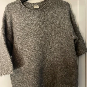 Grå stickad tröja från Stories - Mysig grå stickad tröja från Stories i storlek S (36-38). Tröjan har en rund halsringning och halvlånga ärmar. Passar till både jeans och kjol. Pris kan diskuteras 🤍
