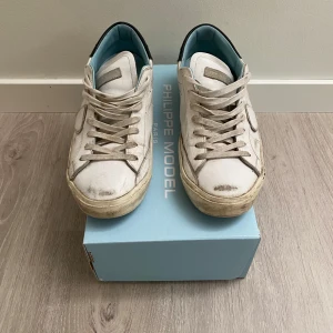 Philippe model sneakers - Philippe model skor i storleken 42, men skulle även passa en 43. Skick: 8/10, slitningarna är design, skick som i bilder. Medkommer box!!