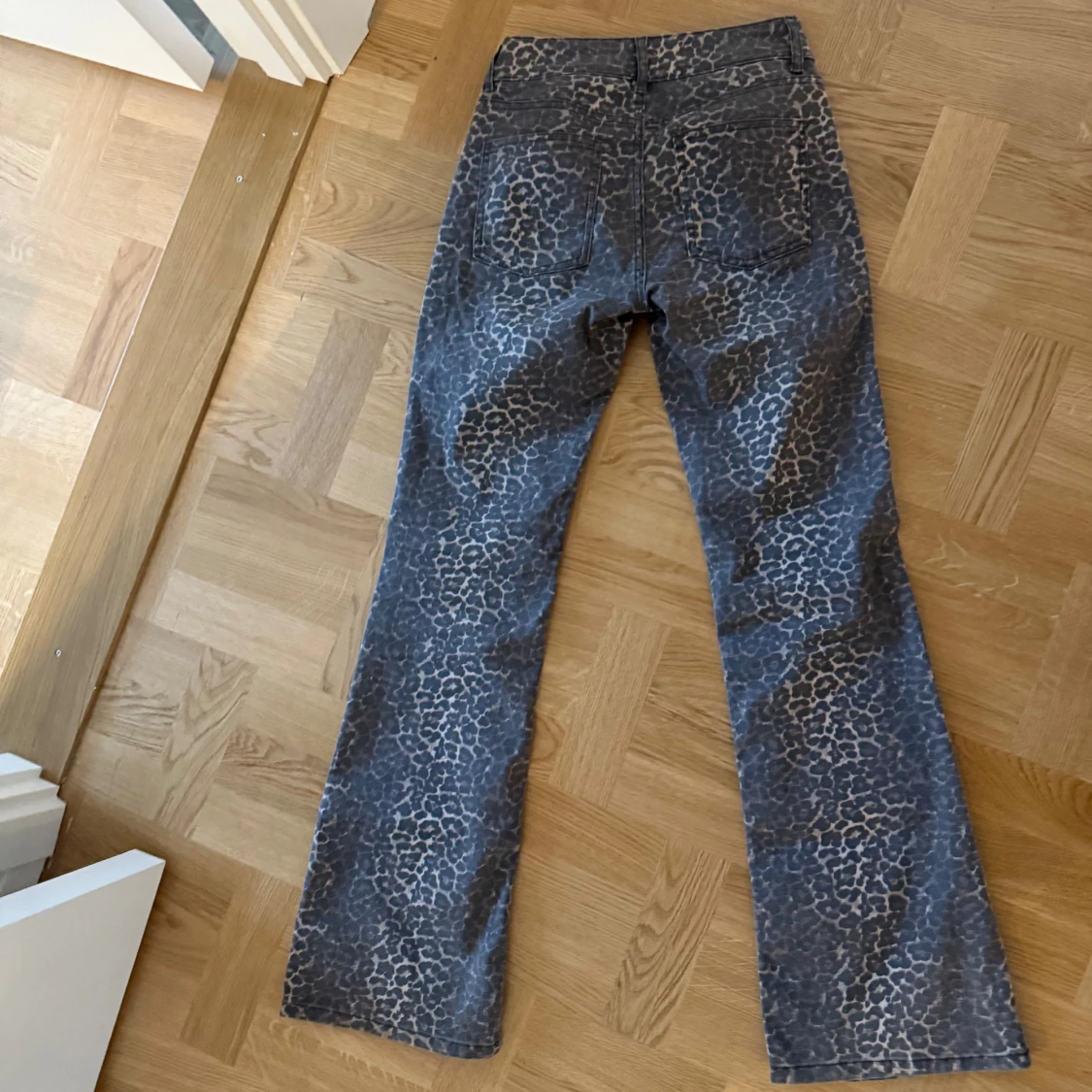 Grå leopardmönstrade jeansbyxor - 2