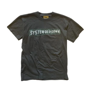 system of a down / wear me baby toxicity t-shirt - bra skick. några lösa trådar men inga större defekter. 