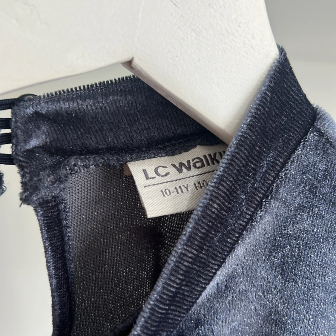 Mörkblå långärmad sammetsklänning med bälte från LC Waikiki - 2