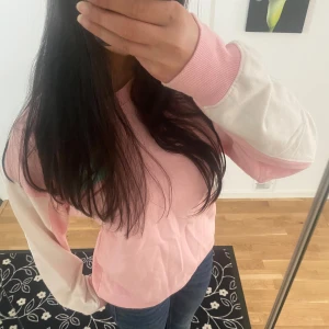 Ljusrosa sweatshirt med vita ärmar - Säljer en ljusrosa sweatshirt. Inga defekter och superskön!💞💞💞