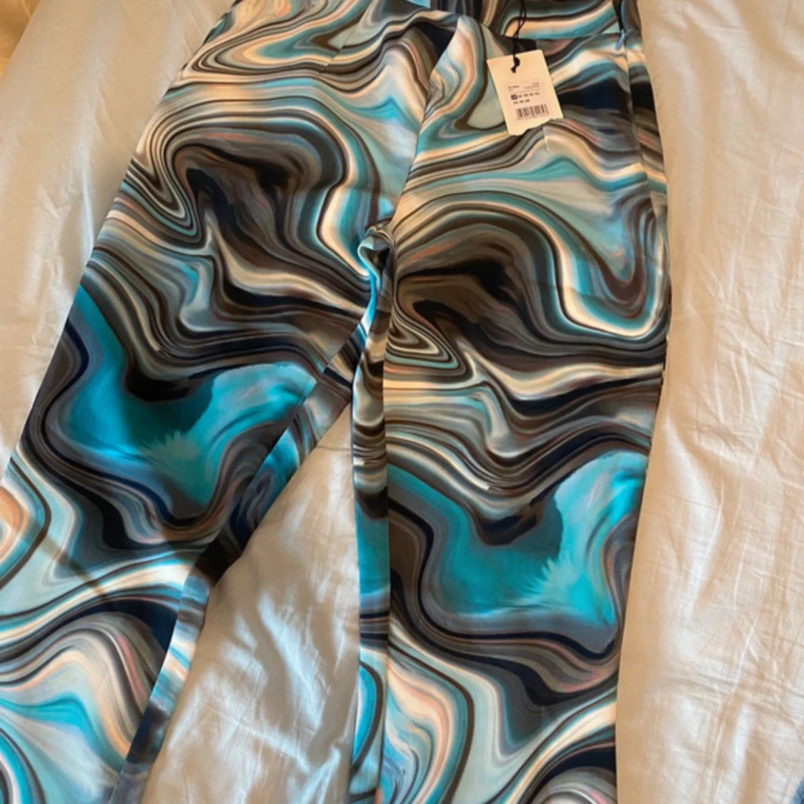 Blå mönstrade byxor med vågigt mönster - 1