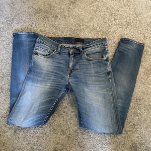Blå jeans från Tiger of Sweden - Snygga blå jeans från Tiger of sweden. Mycket fint skick och bra passform. Inte använda mycket alls. Storlek 29/32. Bara att höra av sig vid frågor!