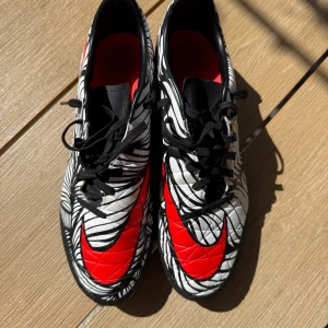 NIKE HYPERVENOM Neymar AG  - Snygga och sällsynta fotbollsskor i mycket bra skick. Svart/vit/röd färg med Neymar Jr-design. Perfekta för dig som gillar teknik och fart på planen.  ✅ Storlek 41 ✅ Mycket bra skick ✅ Pris: 800 kr först till kvarn 