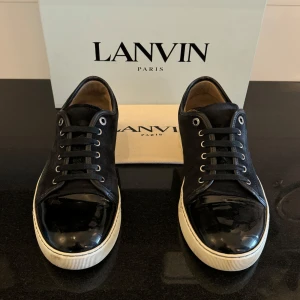 Lanvin Skor - Feta Lanvin skor i blå | UK 9 som motsvarar ca 43-44 | Dem är i ett bra skick med få tecken av användning | Lanvin-dustbag följer med | Tveka inte att kontakta oss vid minsta fundering!