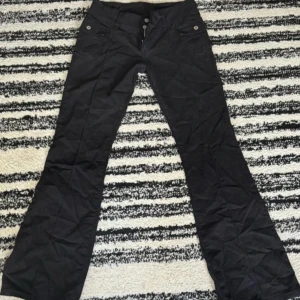Svarta bootcut kostymbyxor  - Svarta kostymbyxor med bootcut från Brandy Melville