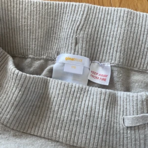 mjukis från gina young  - nyskick i dessa mjukis byxor från gina young, säljer pga att de är för korta för mig. kan ej hitta på hemsidan så tror inte de tillverkas länge.