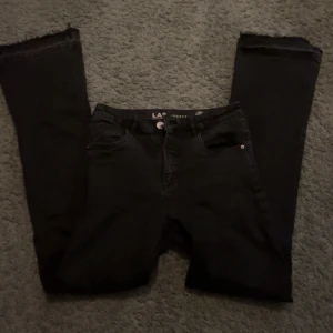 Svarta bootcut  jeans  - Snygga svarta bootcut jeans från LAB, för korta för mig som e ca 170! Pris kan diskuteras.💗💗
