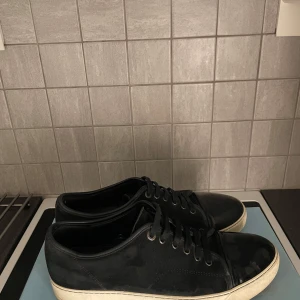 Svarta Lanvin Cap toe  - Svarta Lanvin Cap toe i storlek 42. Bra skick utöver ett märke på tåboxen och en nötning bak i hälen. Skick 6/10