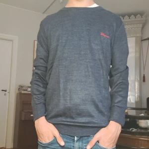 Mörkblå tröja från Salvatore Ferragamo - Säljer en stilren mörkblå tröja från Salvatore Ferragamo i mycket bra skick. Den är storlek M men jag som är S passar mycket bra. Fråga gärna om mått osv 😉