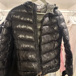 Svart pufferjacka från Colmar - Säljer en svart pufferjacka från Colmar med glansig finish. Den är i storlek 38 men jag är vanligtvis en S. Nypris runt 3800 kr😊
