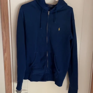 Ralph lauren tröja  - Säljer nu min Ralph lauren zip i färgen mörkblå || Storlek M || Skick 8,5/10 || skriv om ni har norra funderingar!