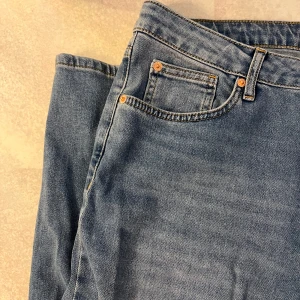  low waist straight jeans från Nelly - Säljer ett par klassiska blå jeans från Nelly med låg midja och raka ben. Jeansen är aldrig använd pch prislappen är kvar. 