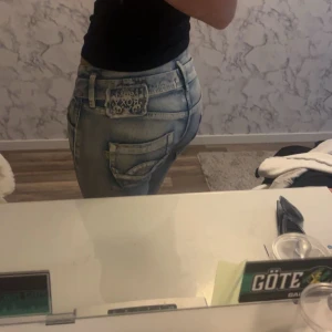 Ljusblå baggy jeans med broderad bakficka - Säljer ett par ljusblå jeans, lågmidjade och snygga till vardags eller bara allmänt. Skriv för fler bilder eller om ni har någon fråga💗 jätte fint skick nästan aldrig använda.