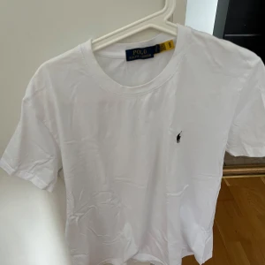 Polo Ralph Lauren vit t shirt - Aldrig 1 gång alltså nästan helt ny. Tvättad 1 gång. Storlek L kan passa M. Material o skick är 10/10. 