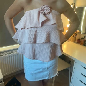 Ljusrosa offshoulder volangtopp med blomdetalj - En jätte gullig volang topp jag köpt från Thailand, super fin till sommaren!! Det är one size men passar S-L