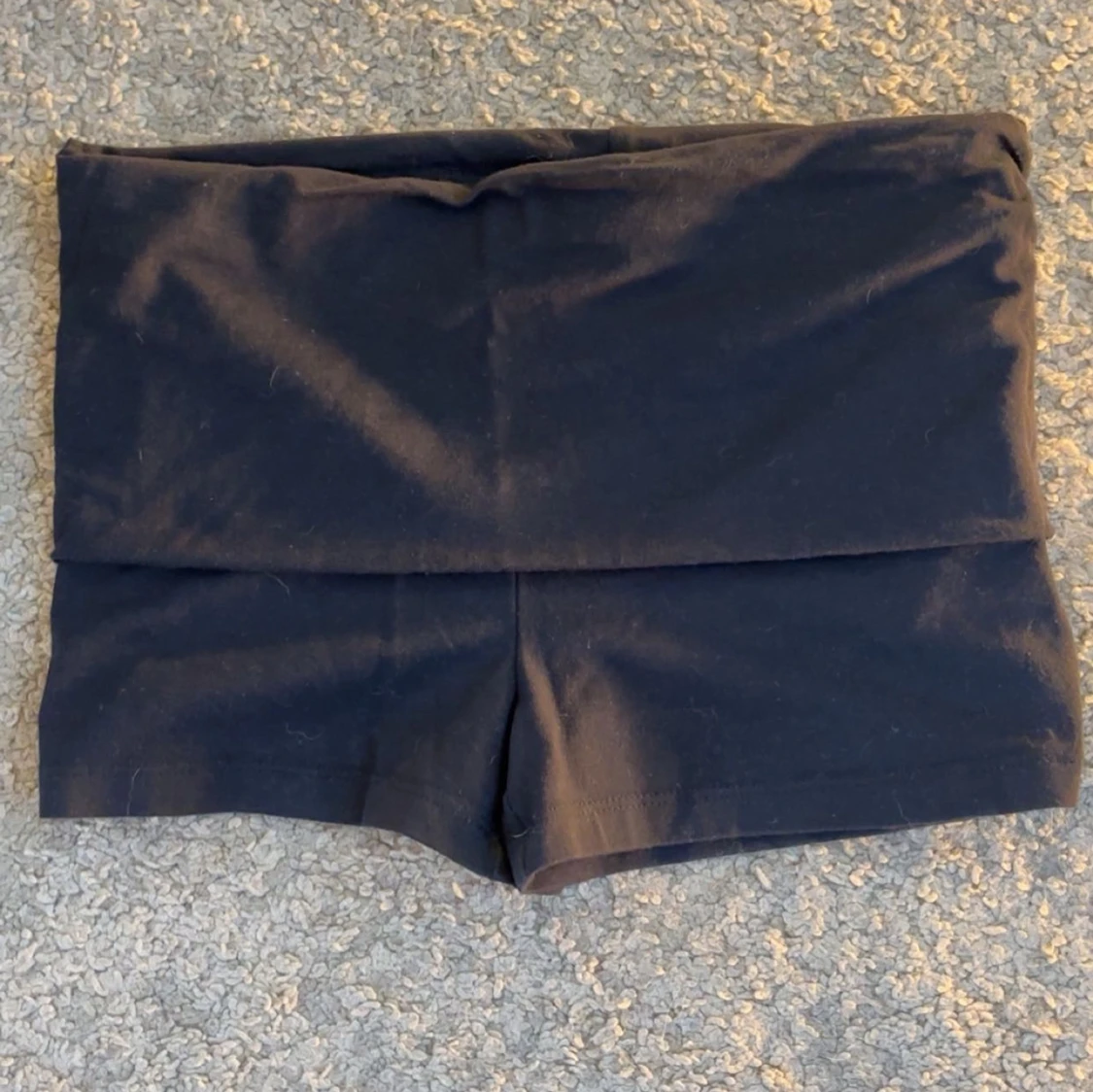 Marinblåa yoga shorts från Gina Tricot