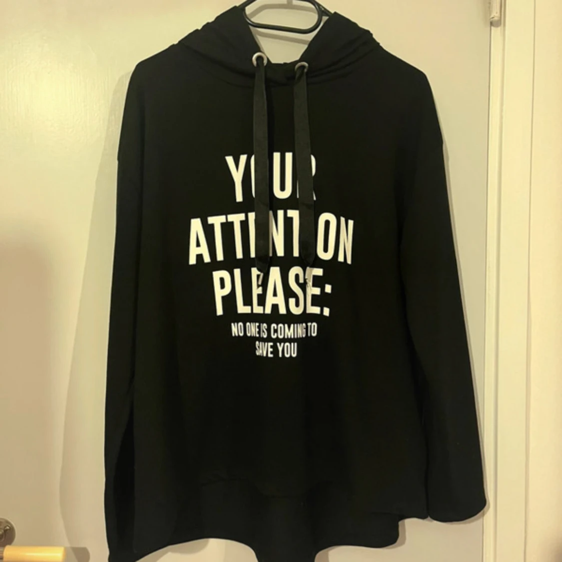 Svart hoodie med vit text