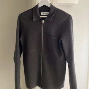 Grå ziptröja - Säljer en grå ziptröja från samsøe samsøe. Har en liten fläck vid magen men går enkelt att tvätta bort. Storlek s och väldigt bra skick. Pris går att diskuteras.