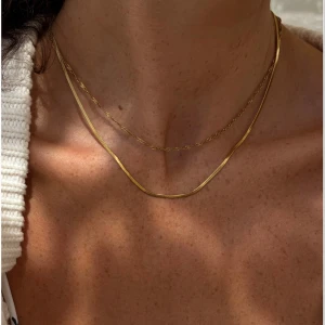 Thin Snake Chain Necklace från Muli Collection - Stilrent och tunt halsband i guld från Muli Collection. Aldrig använt, nypris 499kr 